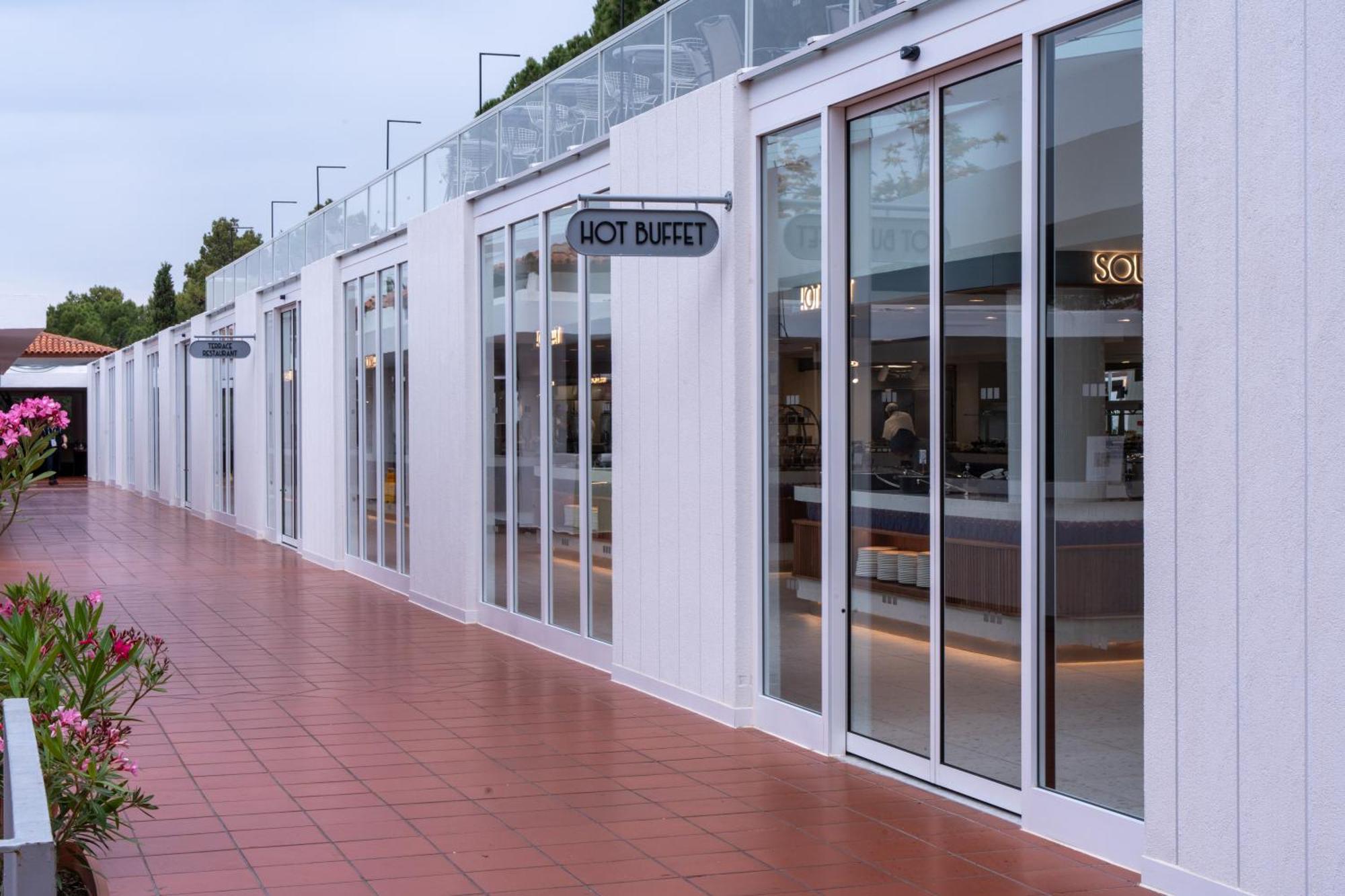 Pine Bay Holiday Resort Κουσάντασι Εξωτερικό φωτογραφία Shops at the airport